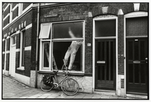 108003 Gezicht op de onderpui van het huis Klaverstraat 85 te Utrecht, met de nieuwe eigenaar die zijn huis opknapt.